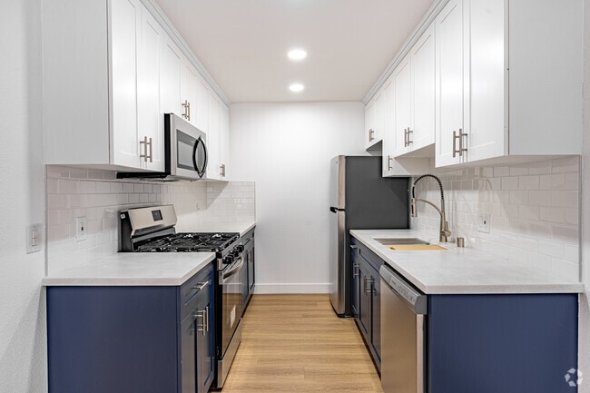 2BR, 3BA - 1232SF - Kitchen