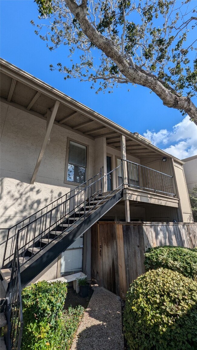 Building Photo - 5711 Sugar Hill Dr Unit 98 Rental