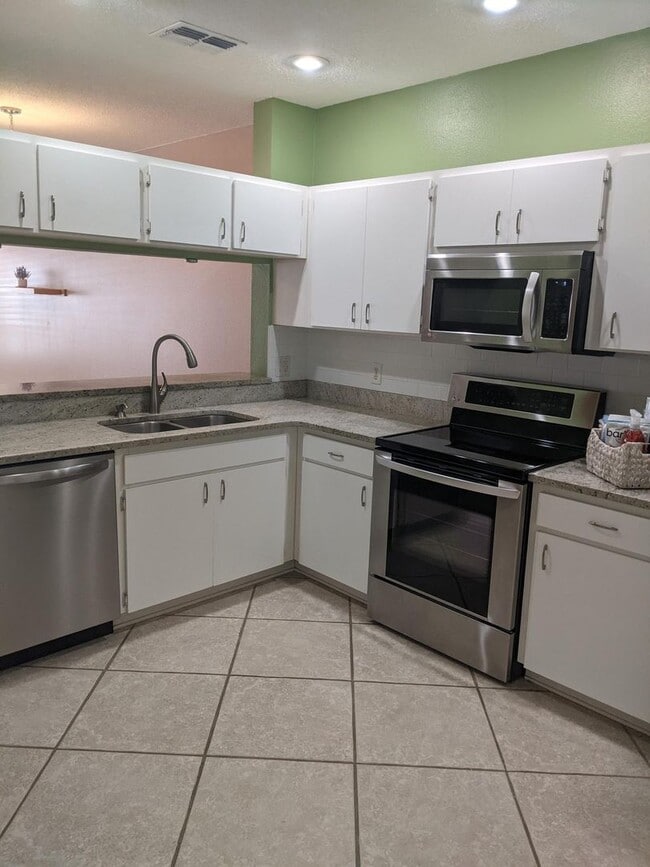 Photo - Beautiful 2 Bedroom, 2.5 Bath Townhome in Private Gated Community Of Hunter's Key In New Tampa