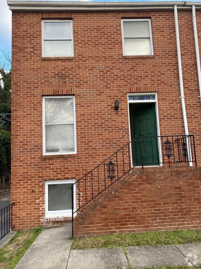 Building Photo - ** 3 BEDROOM TOWNHOME **