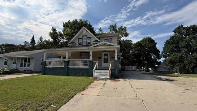 Building Photo - 810 E Division St Unit B
