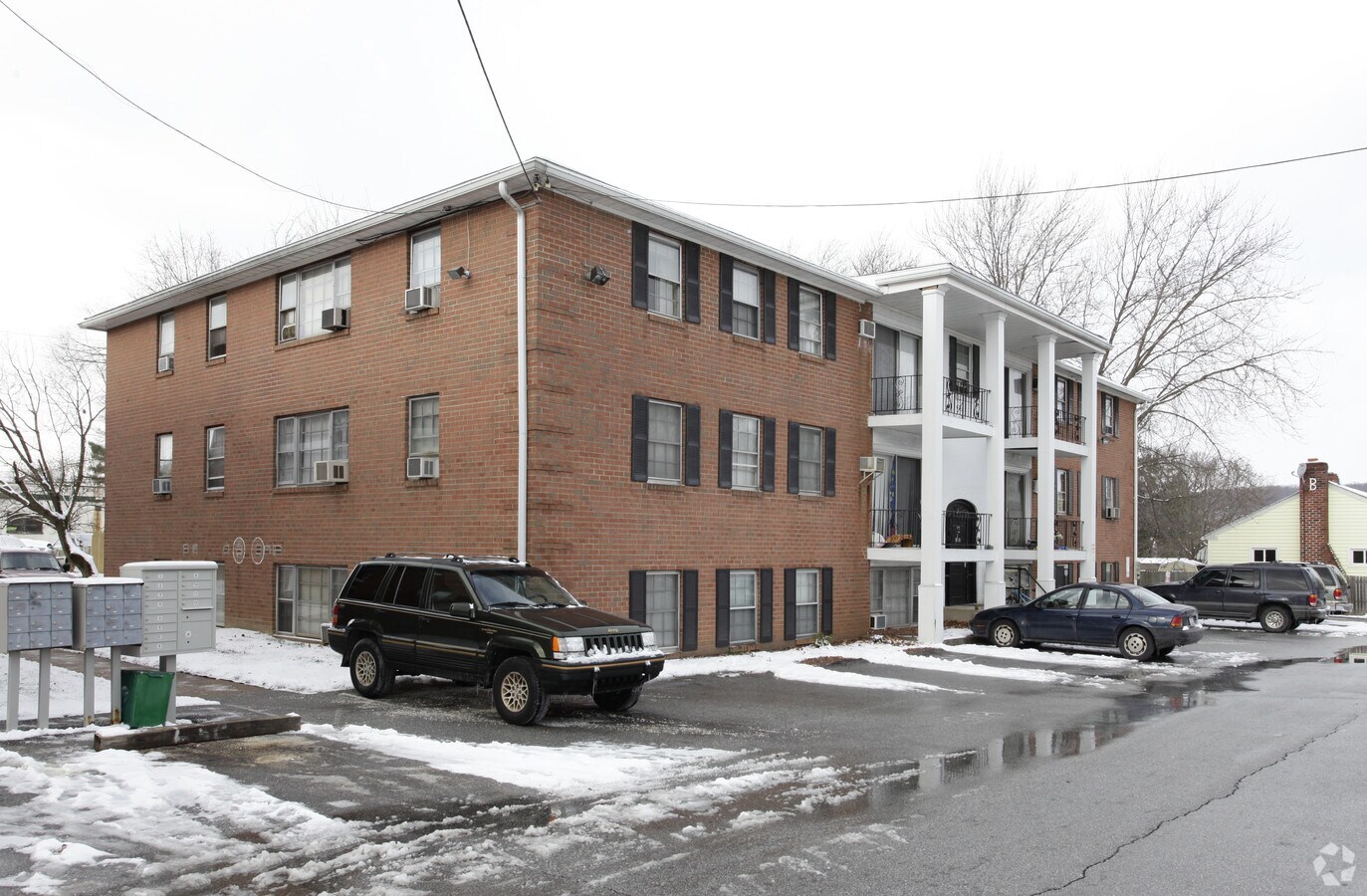 Colonial Apartments - Colonial Apartments