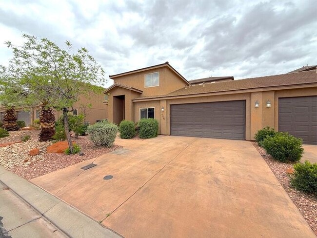 Building Photo - 4 bed, 2.5 bath duplex unit w/2 car garage