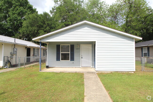 Building Photo - Updated 3BR/1BA Home with Fenced Yard in C...