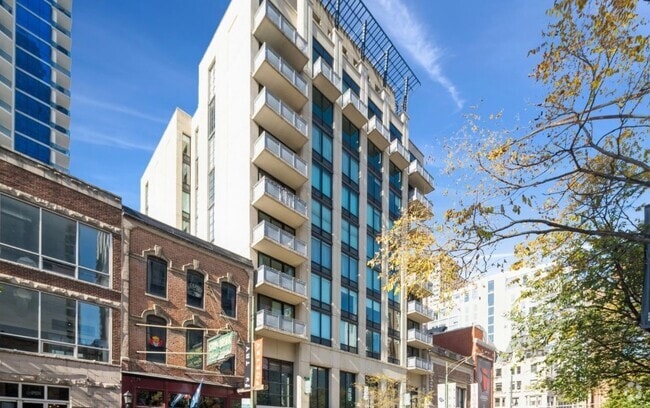 Building Photo - 744 N Clark St Unit 305 Rental