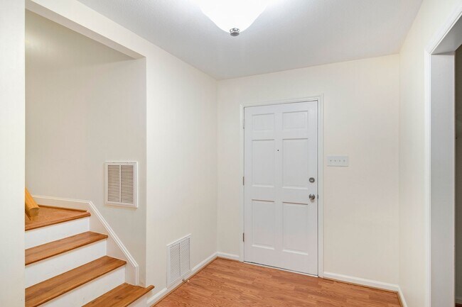 Photo - Spacious 4bd/3ba home with large backyard ...