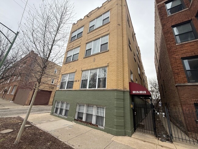 Building Photo - Charming 1-Bedroom apartment in Logan Square! Unit 2W