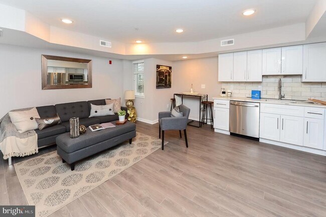 Building Photo - 726 N 19th St Unit 04 Rental