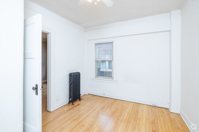 1BR, 1BA - 713SF - Bedroom Bathroom