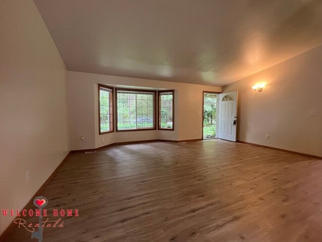 Building Photo - Wonderful rambler in amazing wooded commun...