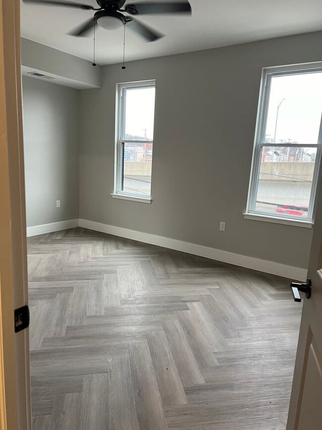 Photo - eml649 Unit 200