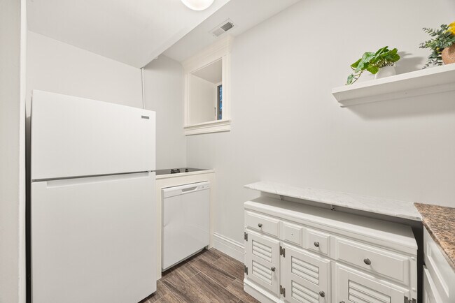 Photo - 1920 N Lincoln Park W