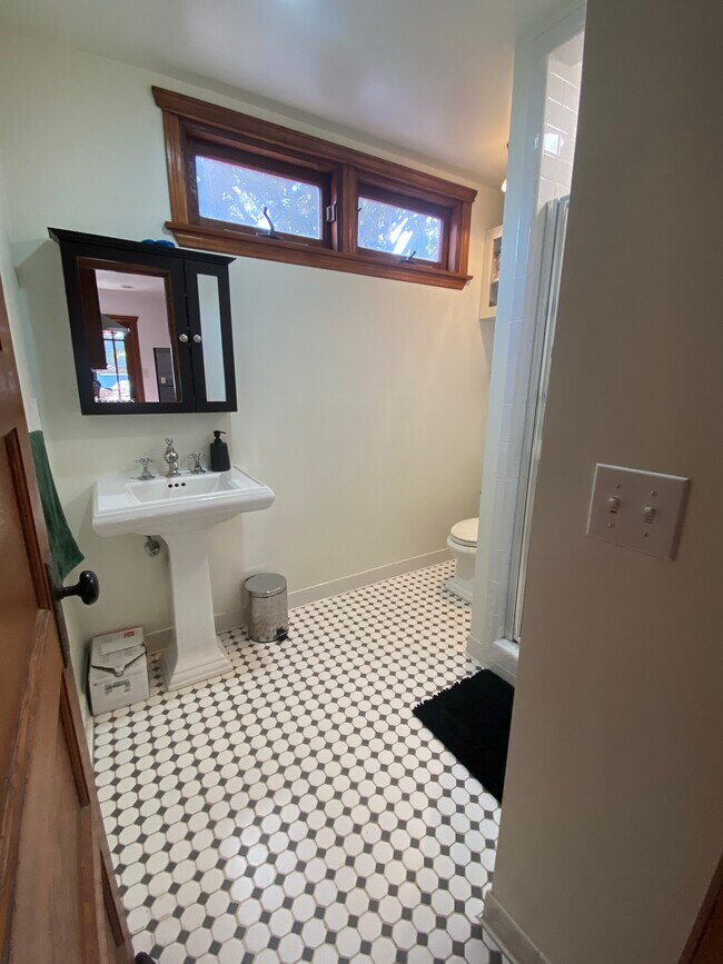 Private Bath - 13514 Bailey St Unidad 1