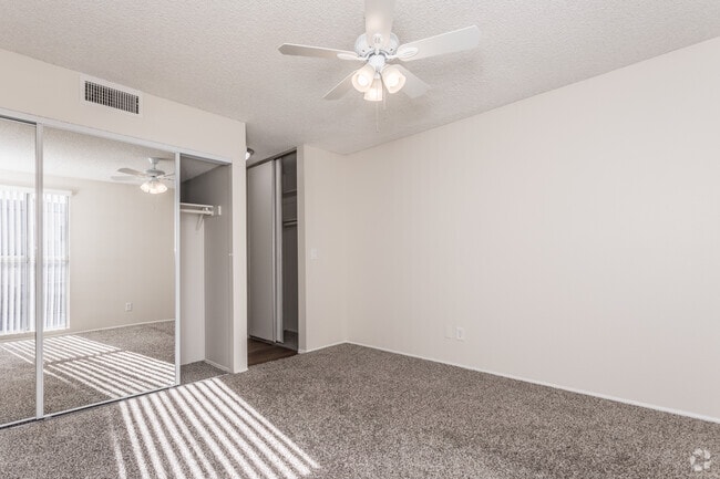 1HAB, 1BA - 700 ft² - Woodside Terrace