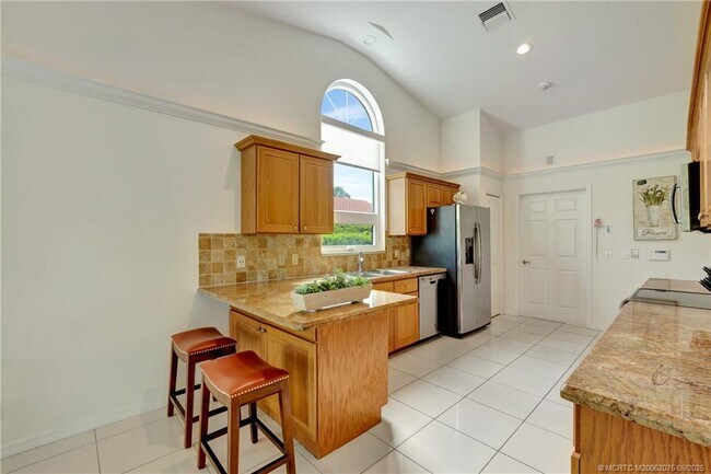 Photo - 2018 NW Laurel Oak Ln