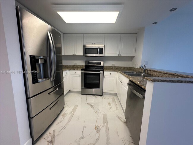 Building Photo - 19501 W Country Club Dr Unit 406