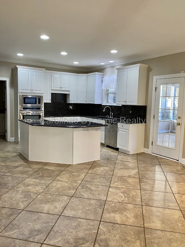 Photo - 605 Queenswater Ln