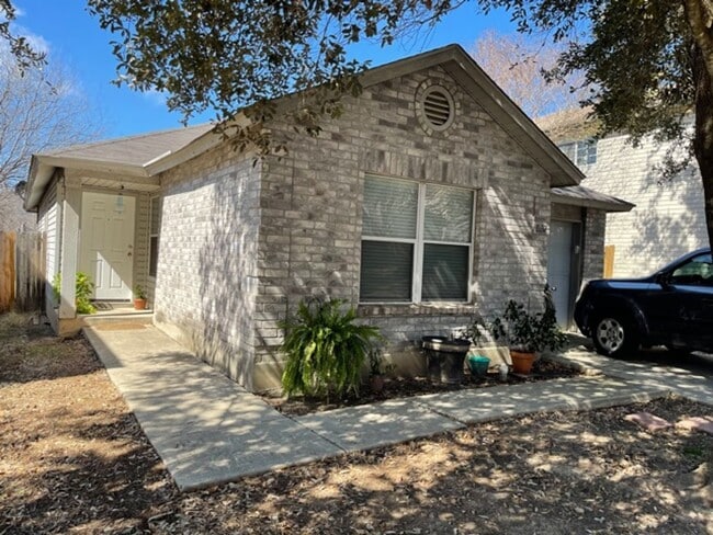 Building Photo - Nice One Story 3 Bedroom 2 Bath Home Backi...
