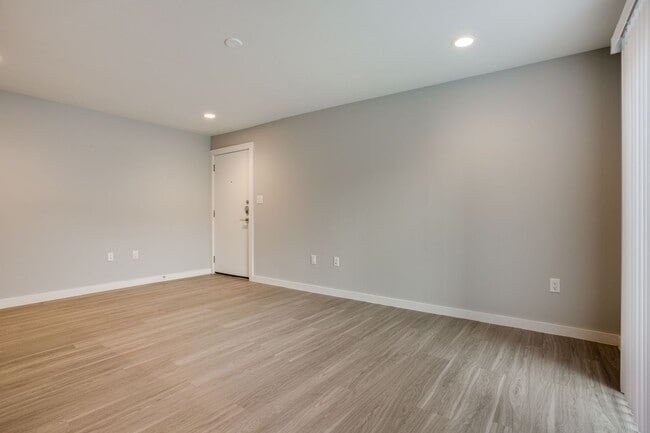 Photo - Look and Lease ?Come live with us at Trousdale in Apt 250! Luxury one-bedroom for $1299 (13 lease... Unidad 250