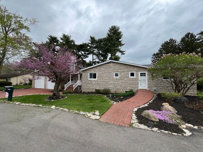 Building Photo - **RIVERFRONT 4-BEDROOM/2-BATH WITH 4-CAR GARAGE, FULL BASEMENT!!**