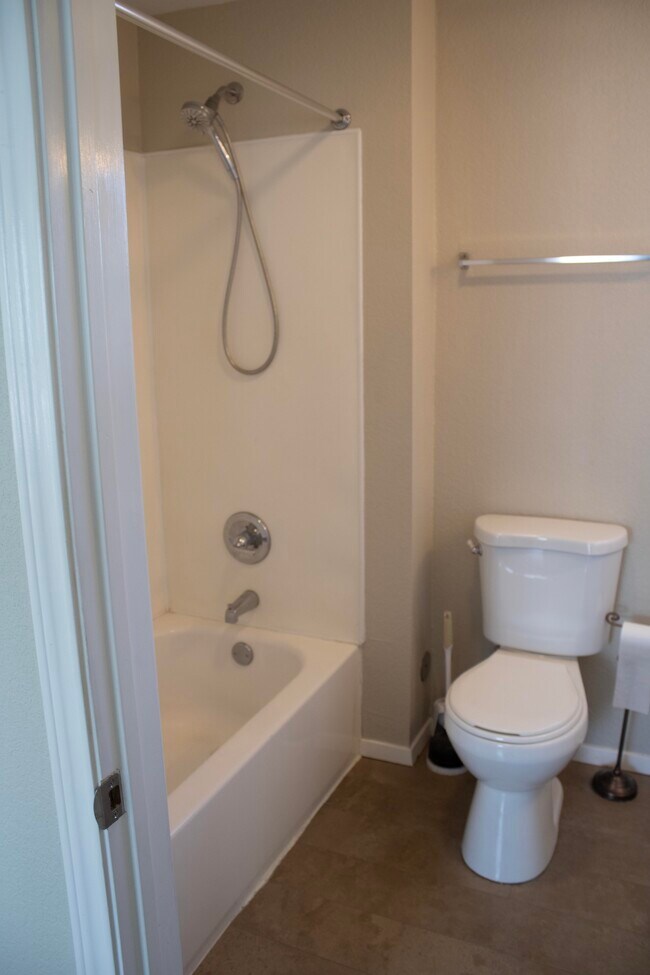 El baño incluye bañera/ducha, inodoro, lavabo y armario para ropa blanca. - 2534 Lipscomb St Unidad Blue Barn Coach House