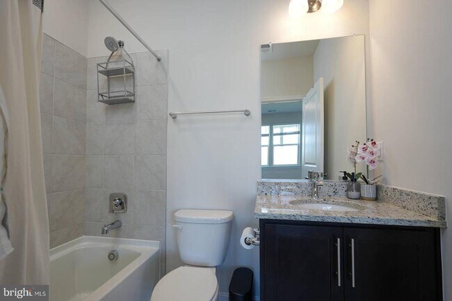 Photo - 869 Amity St