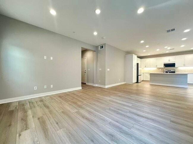 Photo - 4 BEDROOM HOME FOR LEASING IN Ontario