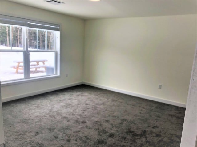 Tu dormitorio principal cuenta con grandes ventanas para la máxima luz natural. - Sunrise Solars Apartments