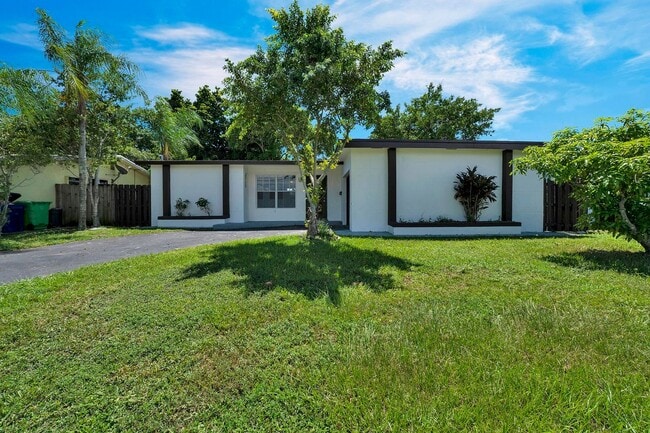 Building Photo - Sunrise Gem: Updated 2-Bed, 2-Bath with Ga... Rental