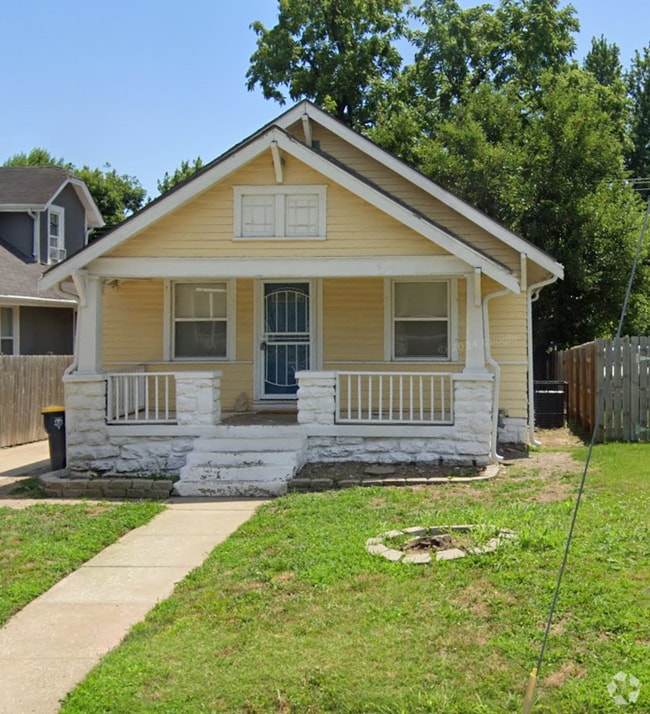 Building Photo - 5035 E 6 St Rental