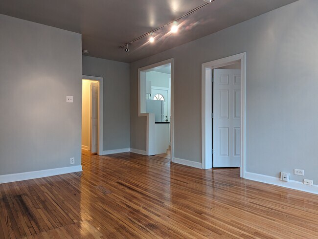 Photo - 3731 N Pine Grove Ave Unit 3728-E1