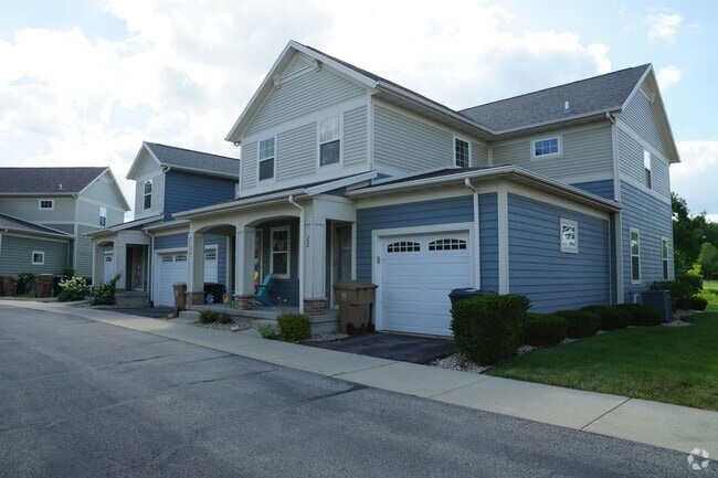 Building Photo - Fantastic 2-Bedroom, 1 3/4-bathroom, 2-car... Unit 36 Canyon Lane Rental