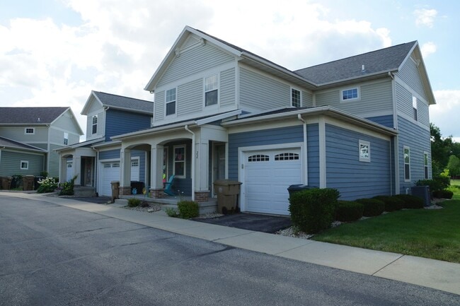 Building Photo - Fantastic 2-Bedroom, 1 3/4-bathroom, 2-car... Unit 36 Canyon Lane Rental