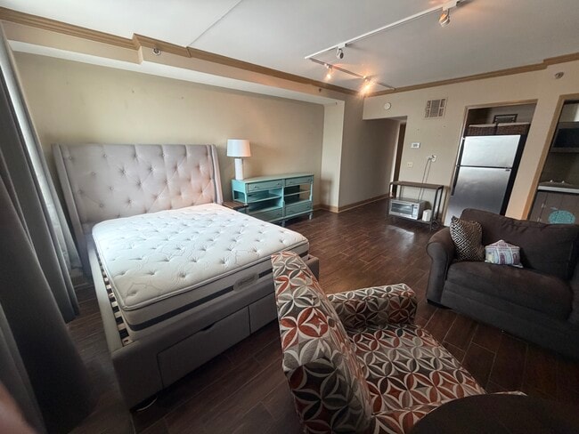 Building Photo - 1205 Saint Charles Ave Unit 1307