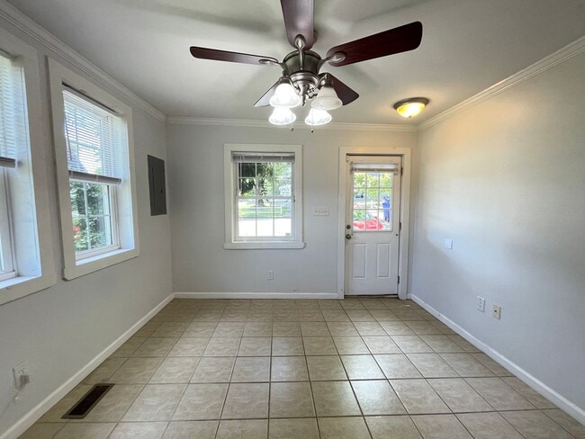 Photo - Nice 3br house w/ parking, central AC - wa...