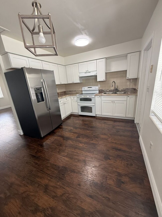 Building Photo - Triplex centrally located in Fort Pierce