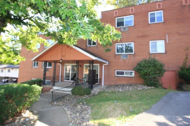 Photo - CAMBRIDGE APTS -- 043