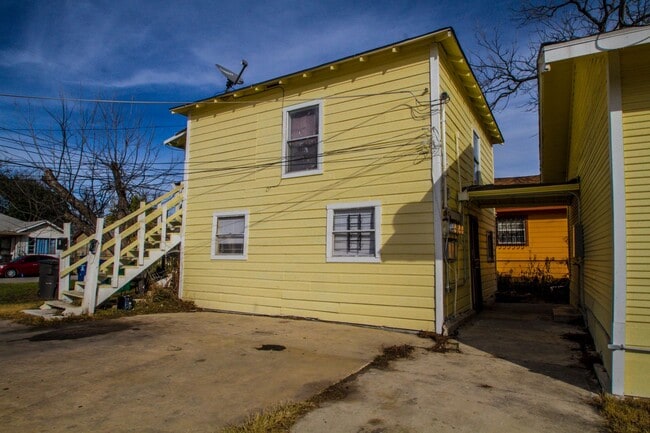 Building Photo - 924 St James St Unit 2