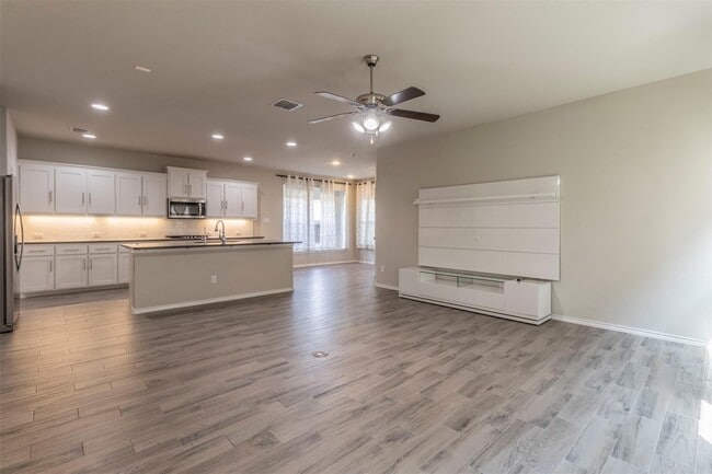 Photo - 1800 Emilia Dr