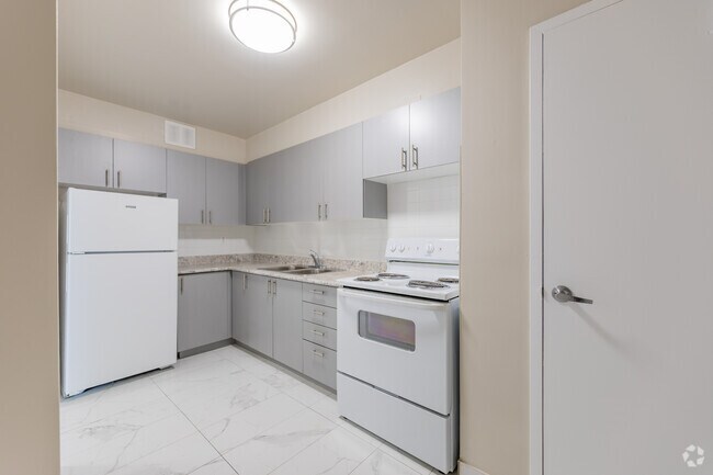 2BR, 1BA - 760SF - Kitchen - 6161 Bathurst St