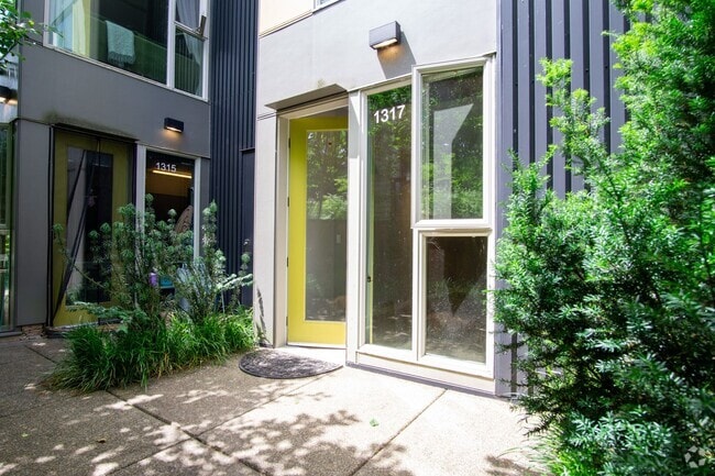 Building Photo - *FREE RENT* Sellwood-Great Modern Studio w... Unit 1317 Rental