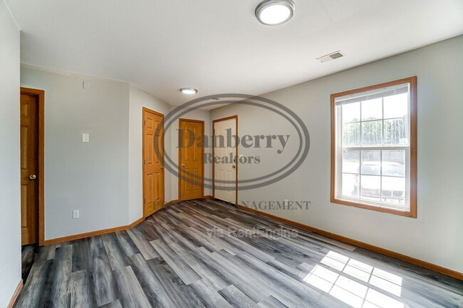 Photo - 1113 N Byrne Rd