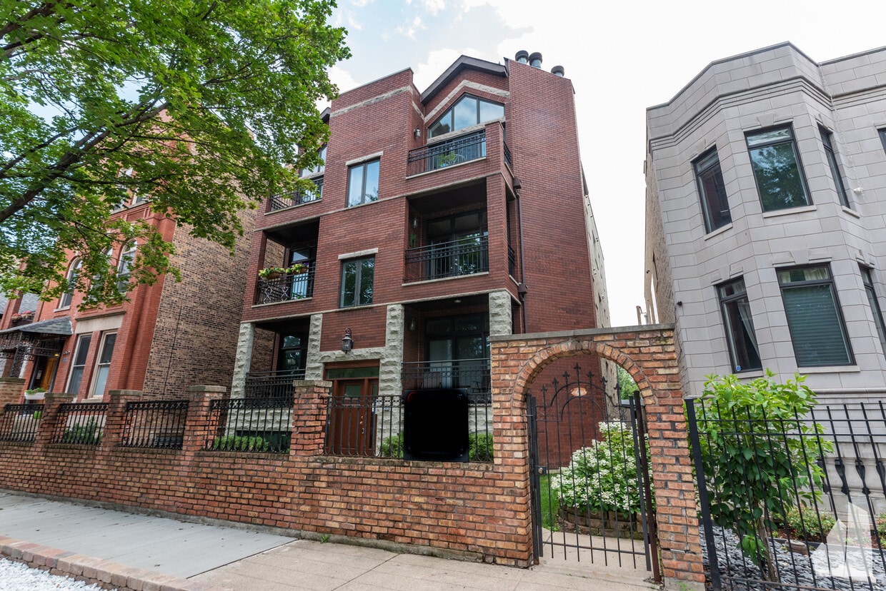 Photo - 2043 W Erie St (Chicago, IL)