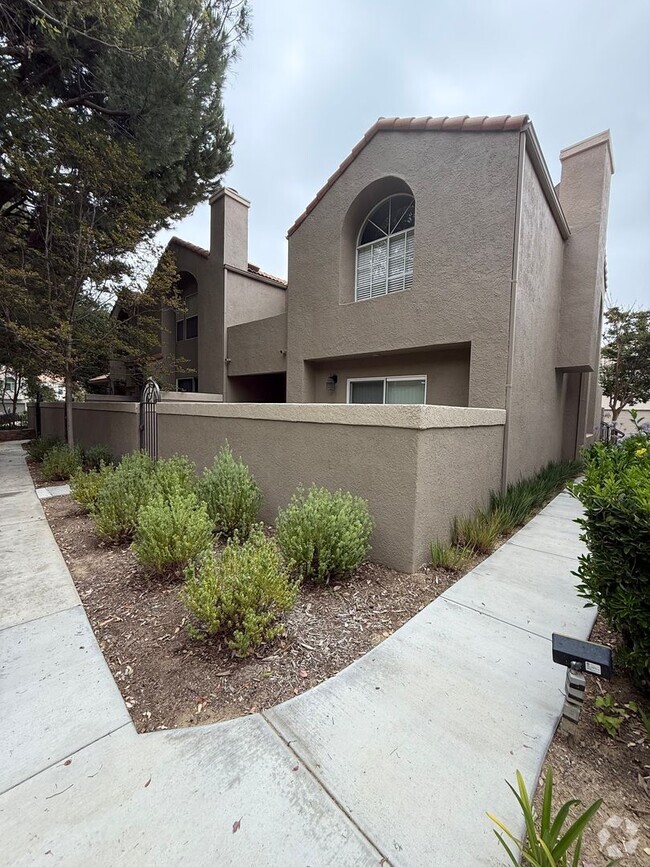 Building Photo - 3 bed, 2 1/2 bath Townhome located in Chat...