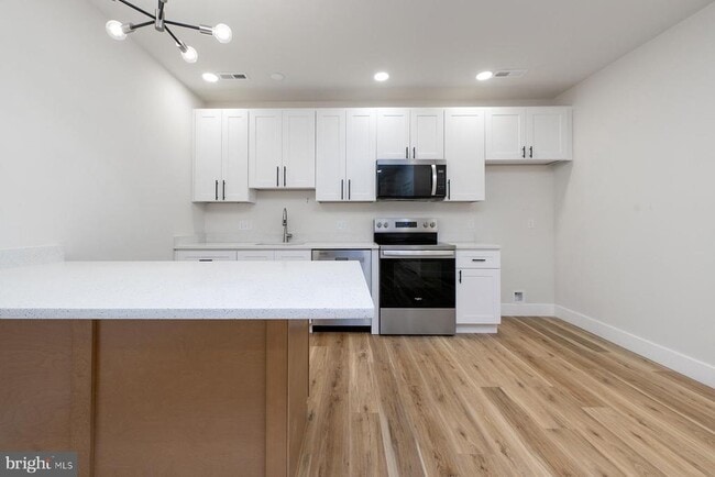 Photo - 151 N York St