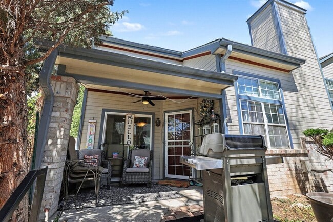 Photo - Updated 2 bed 2.5 bath End Unit Townhome in Lochmoor!