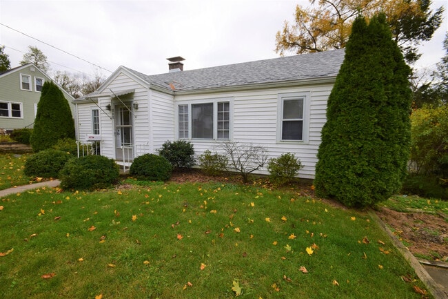 Photo - Professionals Only - 3 bedrooms 1 bath house