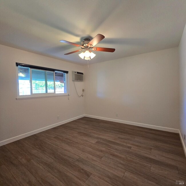 Photo - 786 Lovers Ln