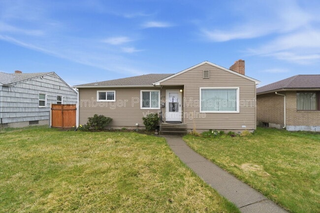 Building Photo - 612 E Walton Ave