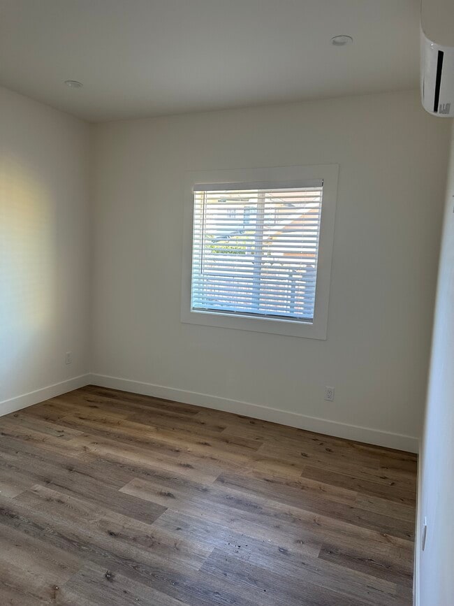 Photo - 1021 W 77th St